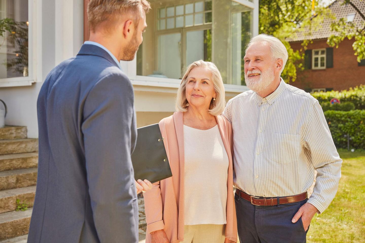 EVLH_Motiv_14_Beratung_vor_Haus_725 (1).jpg