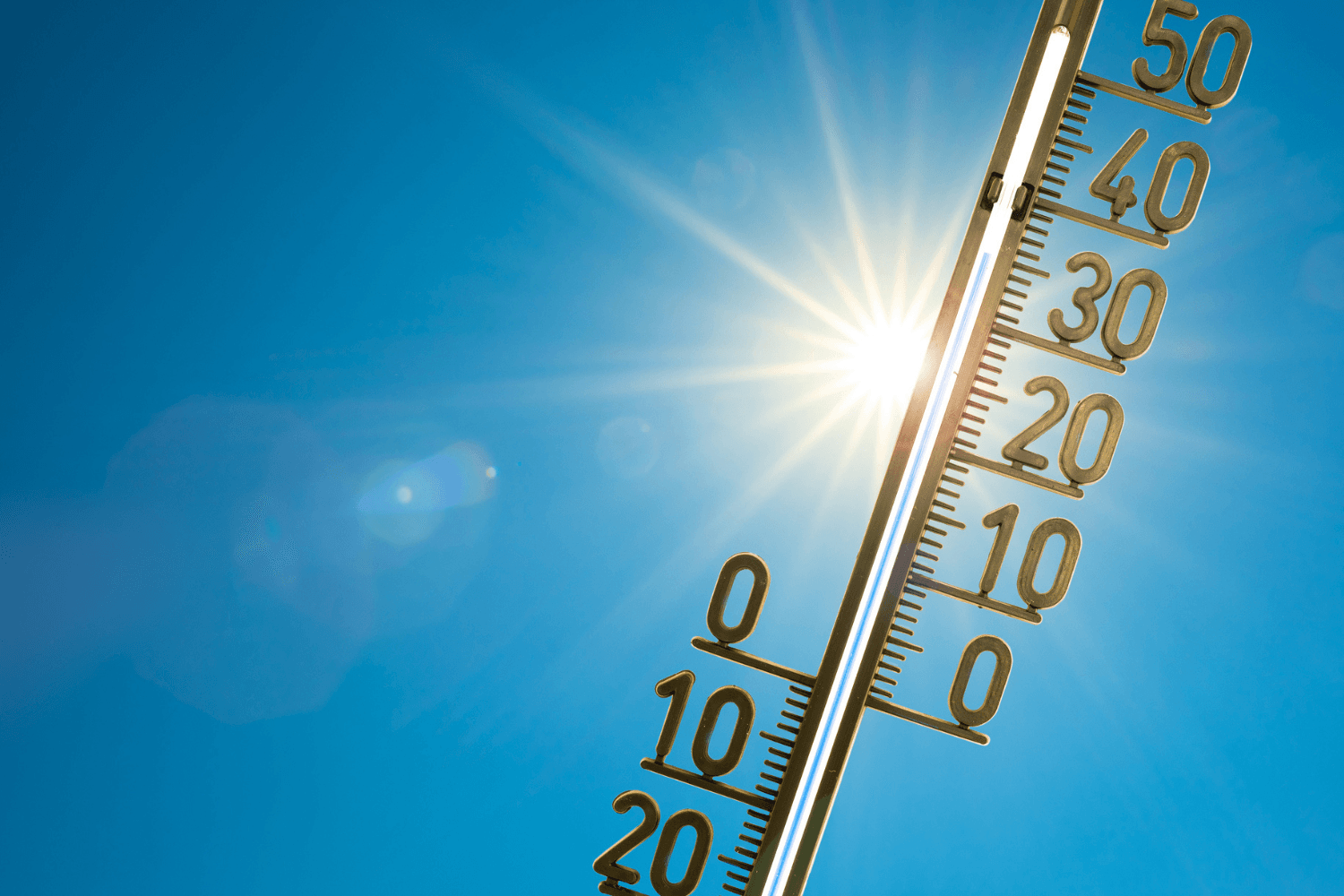 Thermometer zeigt hohe Temperaturen in Österreich an.png