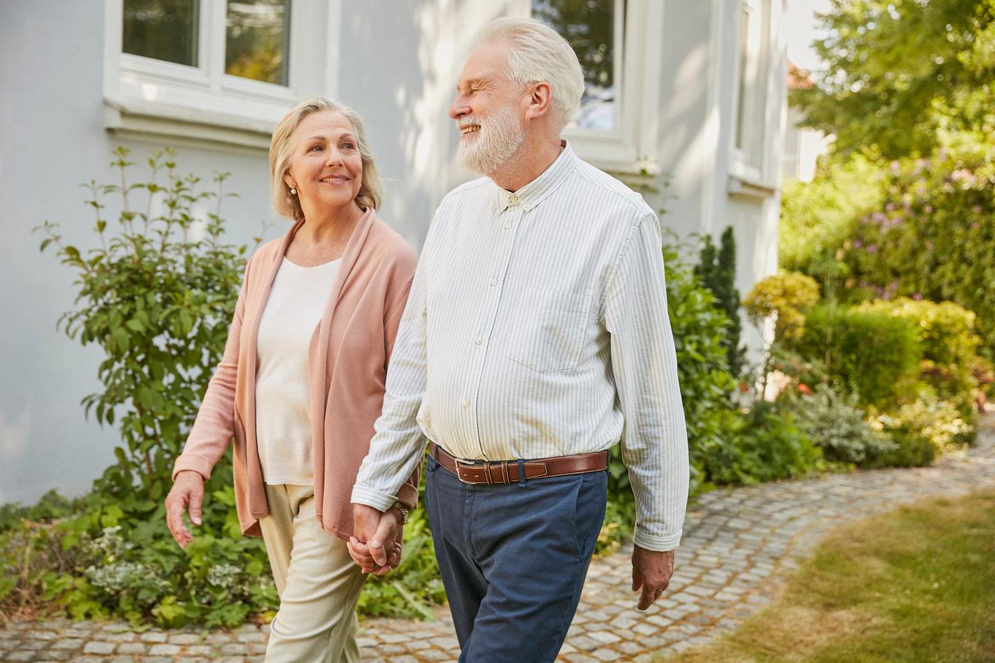 EVLH_Motiv_14_Beratung_vor_Haus_795 (3) (1).jpg