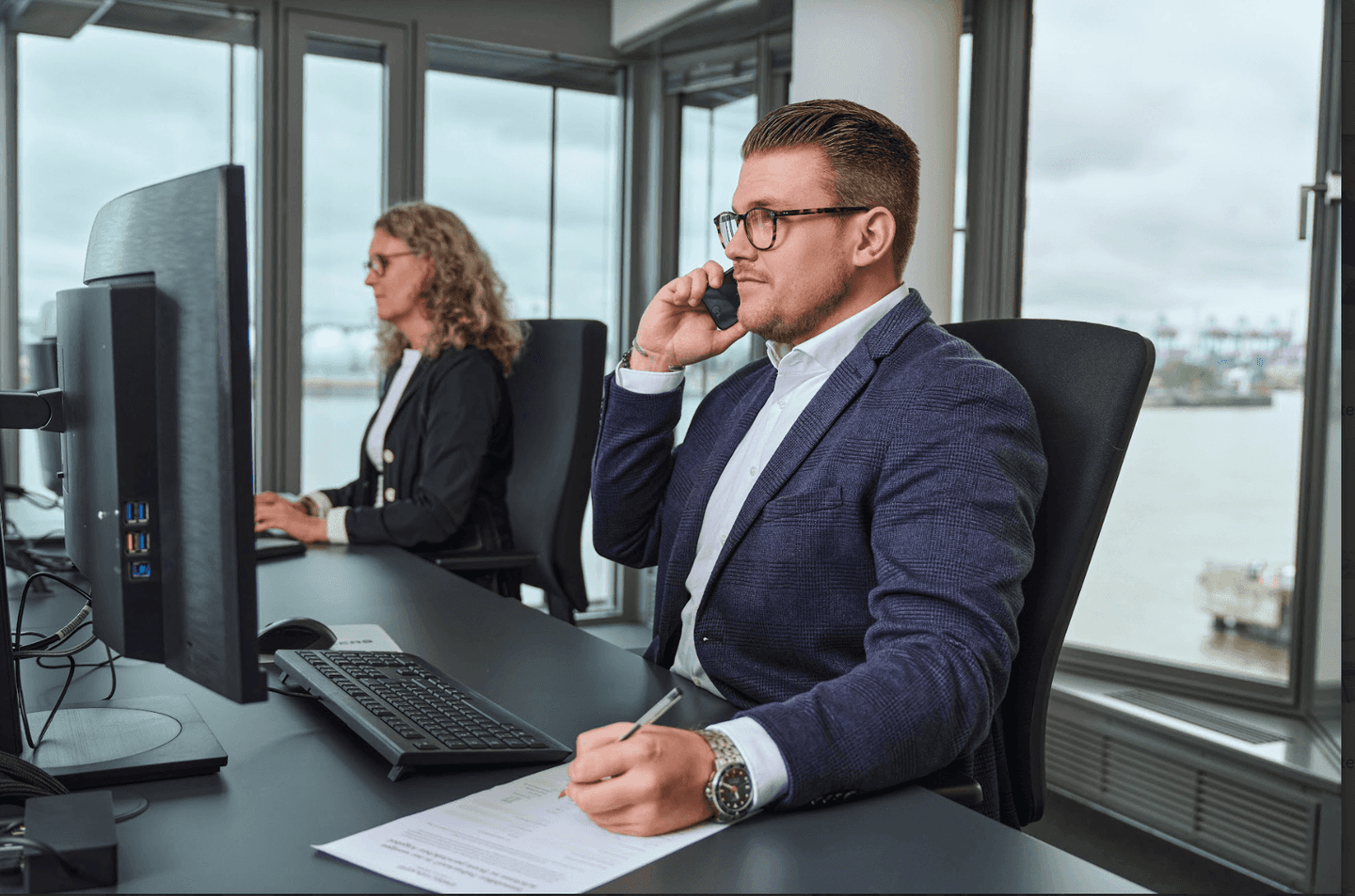 Berater für Immobilienverrentung im Telefongespräch mit einem Kunden